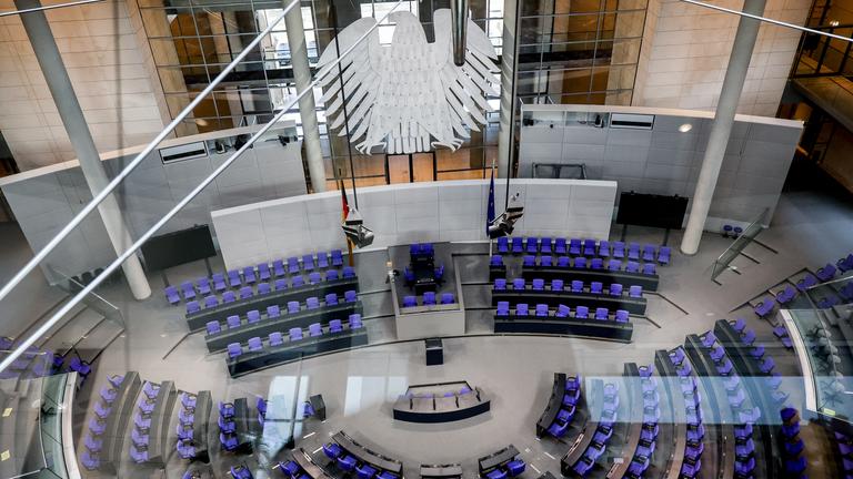 Gesamtansicht des leeren Plenarsaals des Bundestagsgebäudes in Berlin, Deutschland, 25. Februar 2025