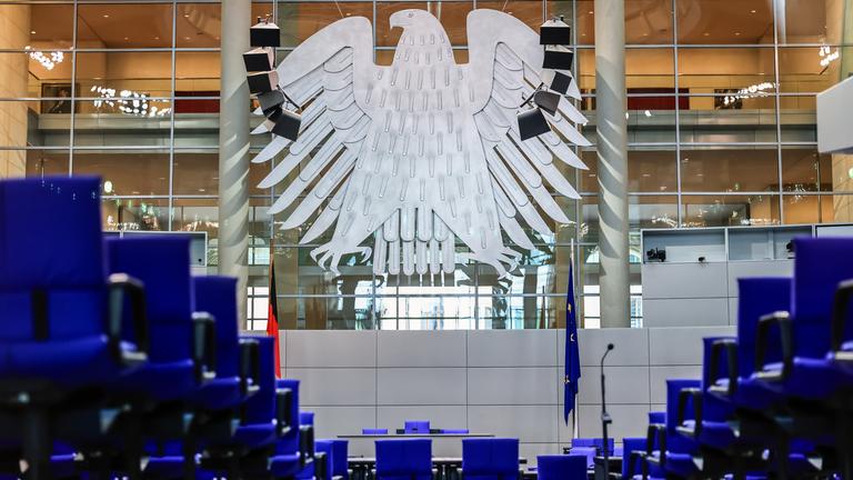 Der leere Plenarsaal des Bundestagsgebäudes