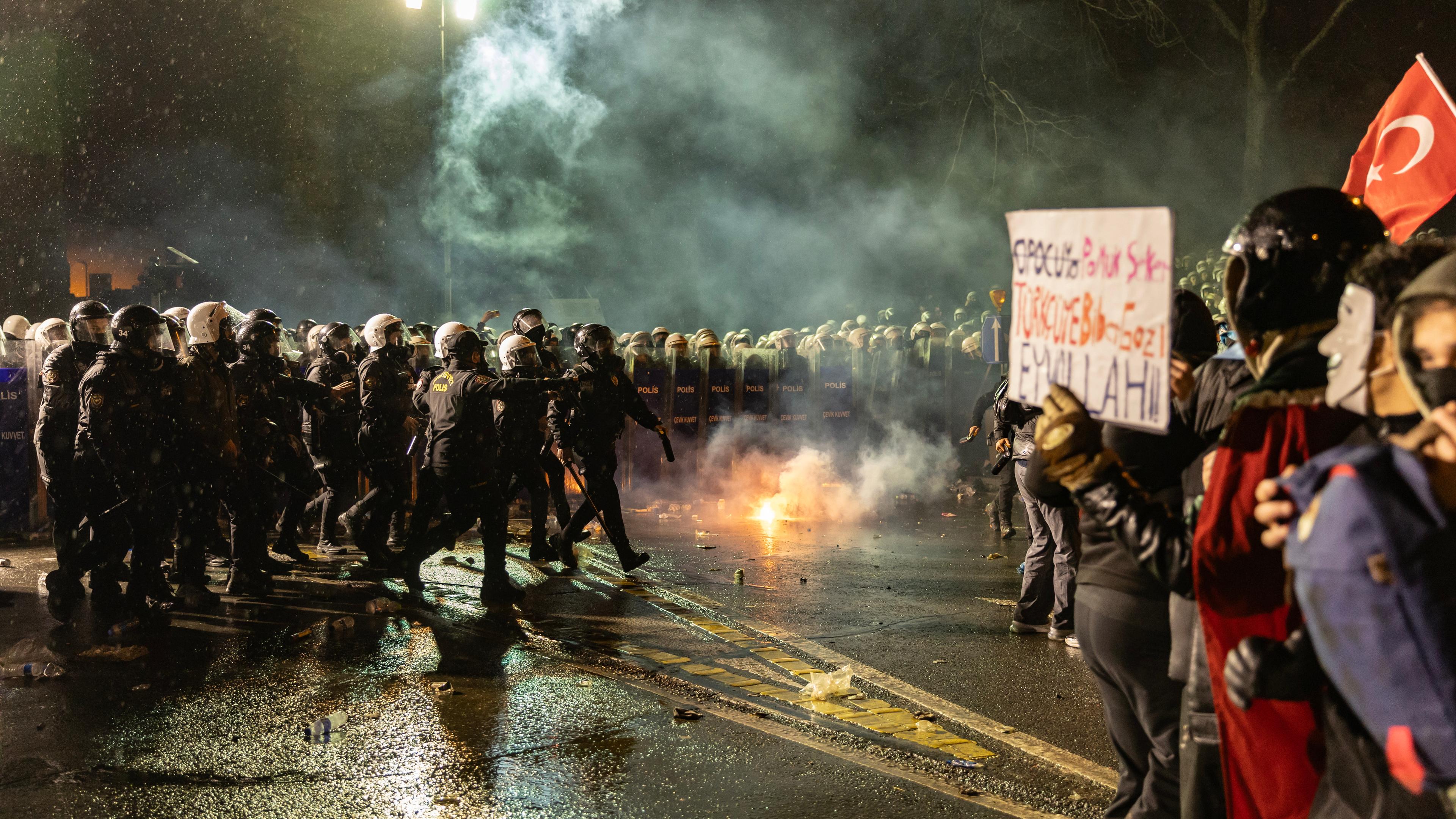 In Istanbul gehen die Proteste gegen die Festnahme von Bürgermeister İmamoğlu weiter