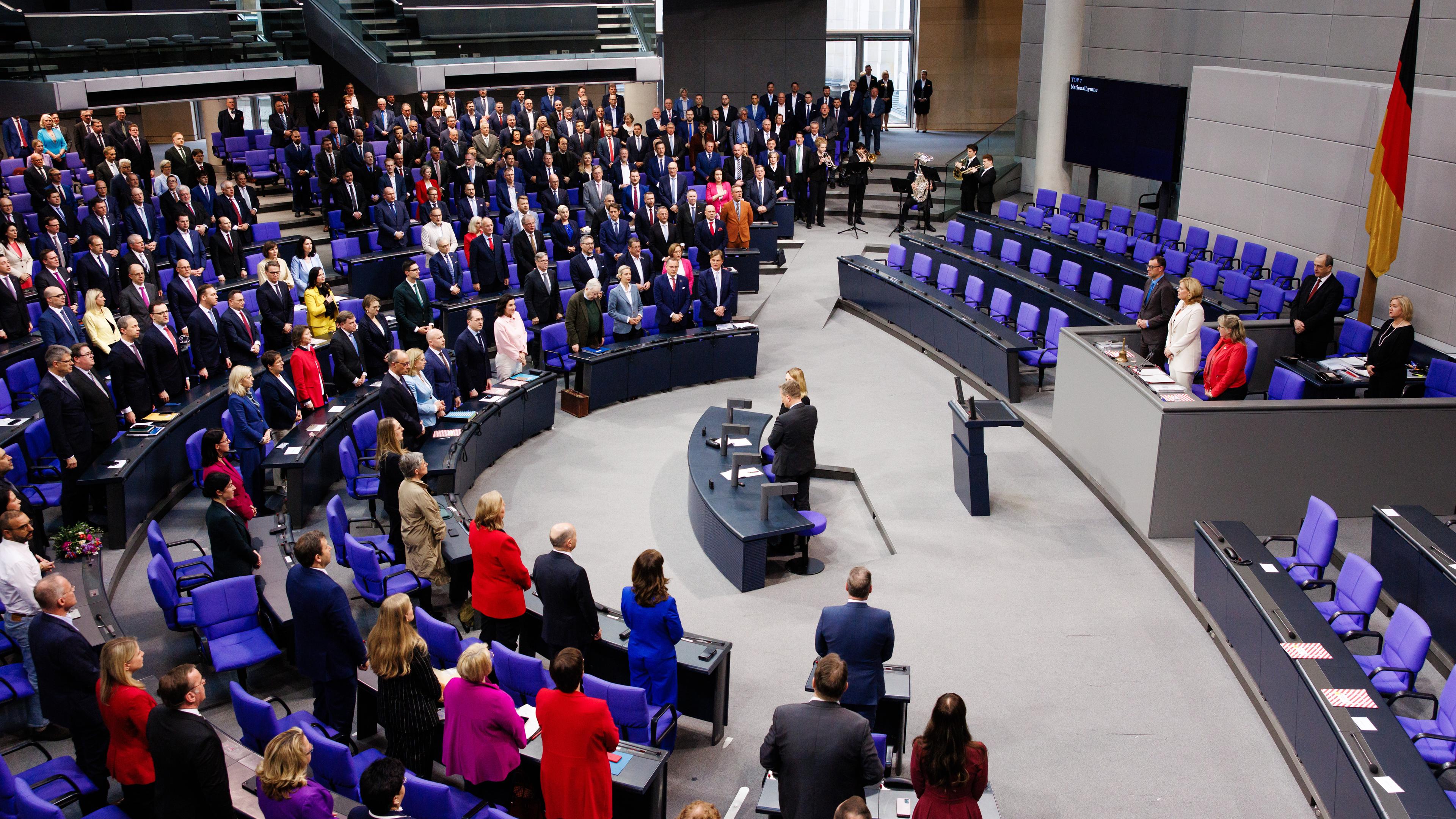 Bundestagsabgeordnete singen die Nationalhymne am Ende der konstituierenden Sitzung des Bundestages in Berlin, Deutschland, 25. März 2025