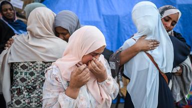 Sudanesische Flüchtlingsfrauen reagieren an einem Sammelpunkt für Busse, die für ihre freiwillige Rückkehr aus Ägypten in den Sudan vorgesehen sind, in Kairo, Ägypten, 12. April 2025 (herausgegeben am 14. April 2025). Täglich fahren zwischen 30 und 40 Busse von verschiedenen Punkten der ägyptischen Hauptstadt mit rund 1.500 Passagieren von der Grenze zum Sudan ab, laut Angaben lokaler Verkehrsunternehmen. Sudanesische Flüchtlinge kehren nach und nach in ihr Land zurück, nachdem die sudanesische Armee die Kontrolle über die Hauptstadt Khartum von paramilitärischen Kämpfern der Rapid Support Forces (RSF) zurückerobert hat.