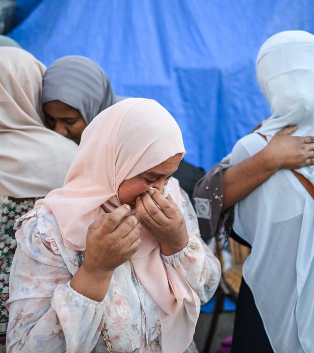 Sudanesische Flüchtlingsfrauen reagieren an einem Sammelpunkt für Busse, die für ihre freiwillige Rückkehr aus Ägypten in den Sudan vorgesehen sind, in Kairo, Ägypten, 12. April 2025 (herausgegeben am 14. April 2025). Täglich fahren zwischen 30 und 40 Busse von verschiedenen Punkten der ägyptischen Hauptstadt mit rund 1.500 Passagieren von der Grenze zum Sudan ab, laut Angaben lokaler Verkehrsunternehmen. Sudanesische Flüchtlinge kehren nach und nach in ihr Land zurück, nachdem die sudanesische Armee die Kontrolle über die Hauptstadt Khartum von paramilitärischen Kämpfern der Rapid Support Forces (RSF) zurückerobert hat.