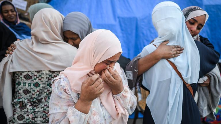 Sudanesische Flüchtlingsfrauen reagieren an einem Sammelpunkt für Busse, die für ihre freiwillige Rückkehr aus Ägypten in den Sudan vorgesehen sind, in Kairo, Ägypten, 12. April 2025 (herausgegeben am 14. April 2025). Täglich fahren zwischen 30 und 40 Busse von verschiedenen Punkten der ägyptischen Hauptstadt mit rund 1.500 Passagieren von der Grenze zum Sudan ab, laut Angaben lokaler Verkehrsunternehmen. Sudanesische Flüchtlinge kehren nach und nach in ihr Land zurück, nachdem die sudanesische Armee die Kontrolle über die Hauptstadt Khartum von paramilitärischen Kämpfern der Rapid Support Forces (RSF) zurückerobert hat.