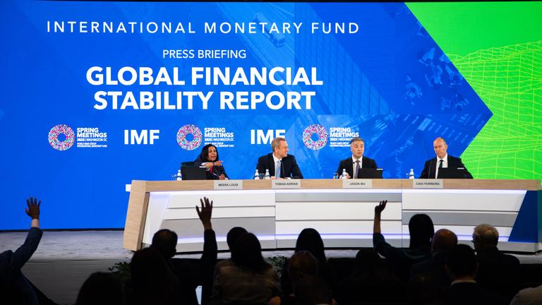 IMF Finanzreport: Der US-Dollar als Ankerwährung, US-Staatsanleihen als sichere Krisen-Häfen und die USA als führende Wirtschaftsmacht: Erodiert das jahrzehntealte globale Finanzsystem unter Trump?