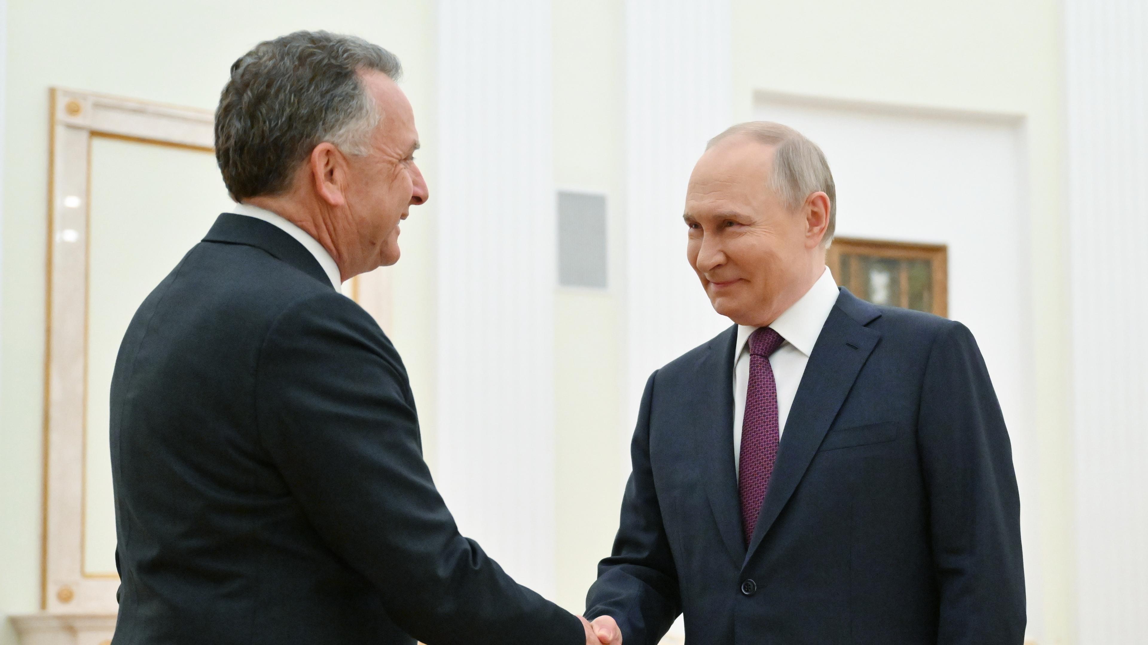 Steve Witkoff wird von Präsident Vladimir Putin in Moskau begrüßt