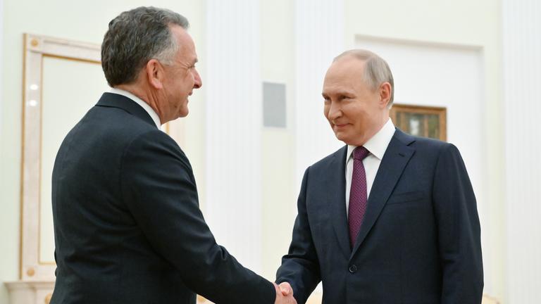 Steve Witkoff wird von Präsident Vladimir Putin in Moskau begrüßt