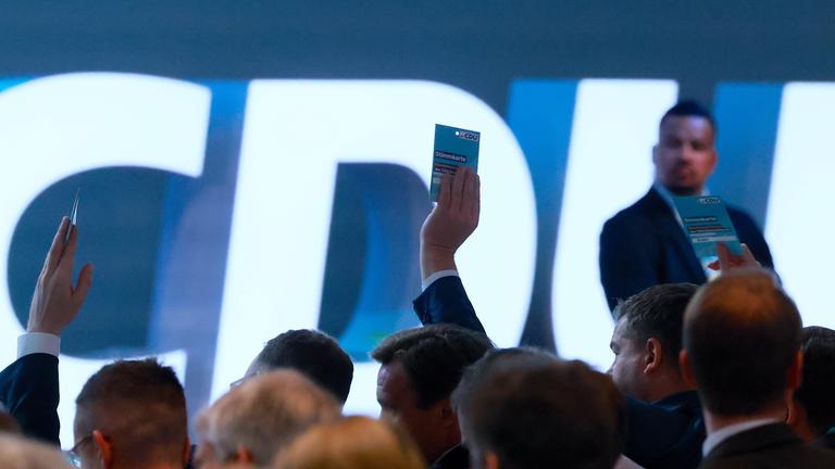 Menschen stimmen während der Sitzung des Bundesausschusses der Christlich Demokratischen Union ab