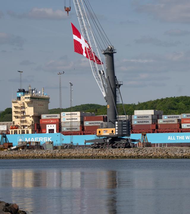 Laura Maersk, das mit Methanol betriebene Feeder-Containerschiff, erhält das erste E-Methanol aus der Kasso-Anlage während der Einweihung der kommerziellen E-Methanol-Anlage in Aabenraa am 13.05.2025 