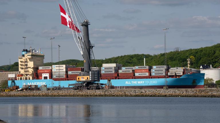 Laura Maersk, das mit Methanol betriebene Feeder-Containerschiff, erhält das erste E-Methanol aus der Kasso-Anlage während der Einweihung der kommerziellen E-Methanol-Anlage in Aabenraa am 13.05.2025 