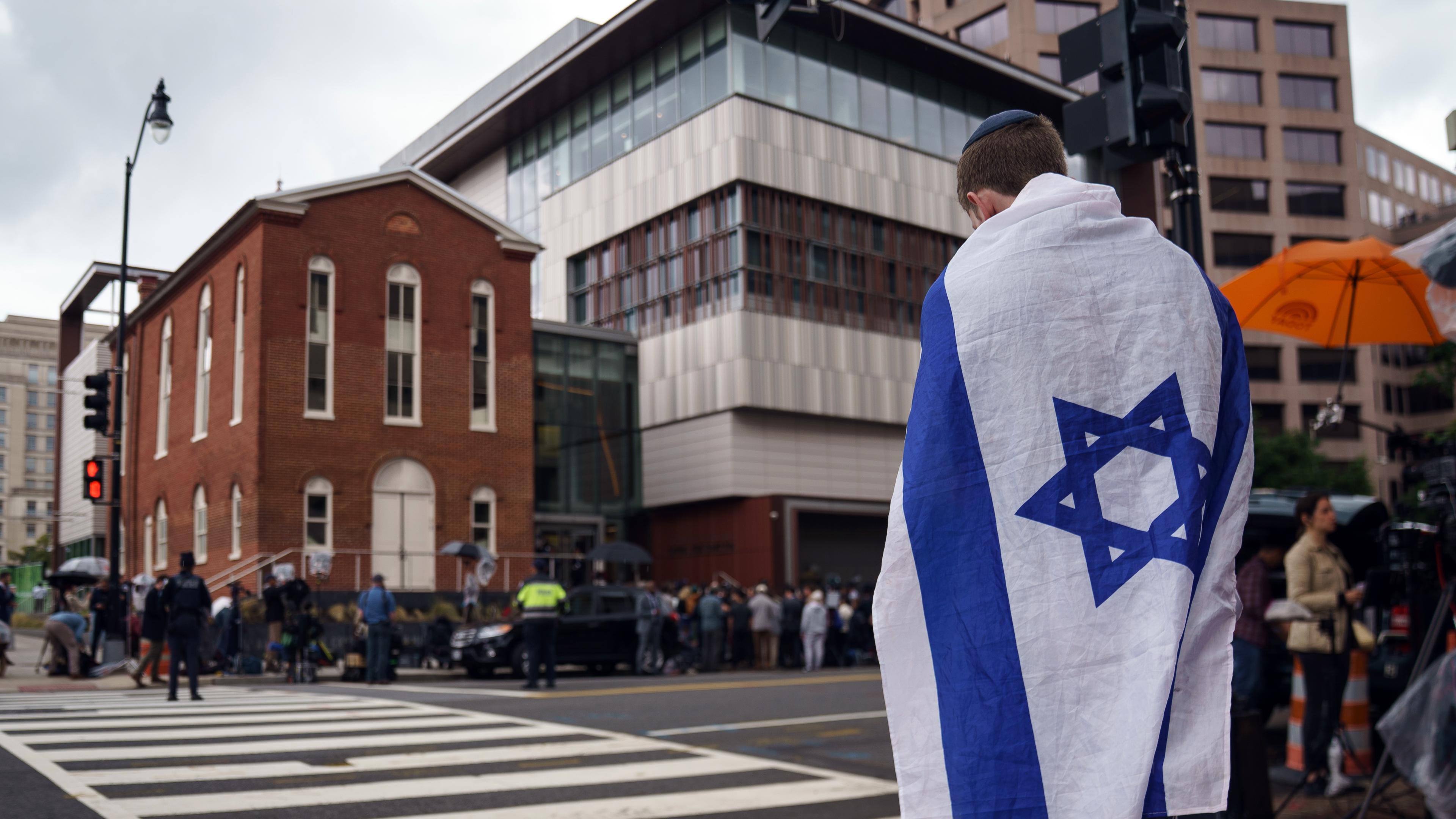 Mann mit Israel Flagge nach Attentat