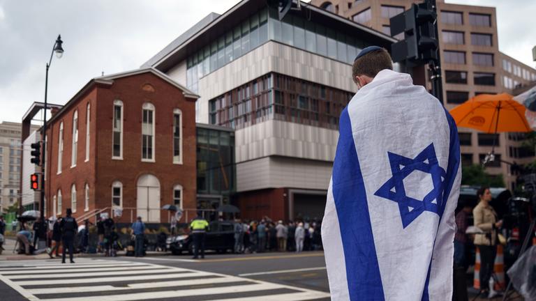 Mann mit Israel Flagge nach Attentat