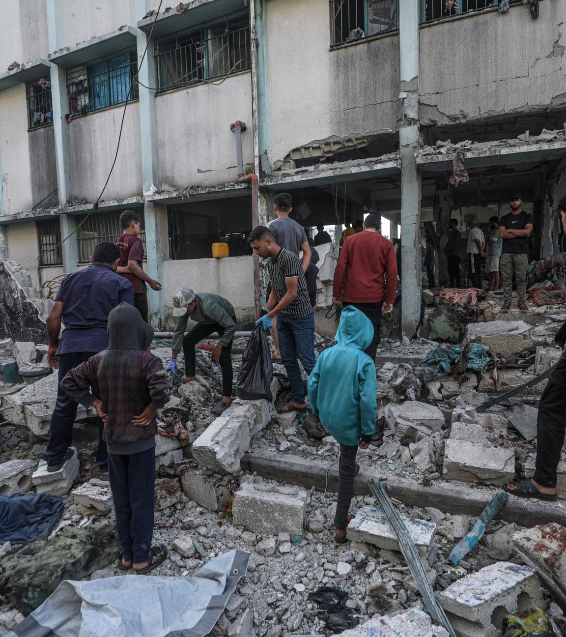 Palästinenser begutachten die Trümmer der Al Jerjawi-Schule nach einem israelischen Luftangriff im Viertel Al Daraj in Gaza-Stadt am 26. Mai 2025.