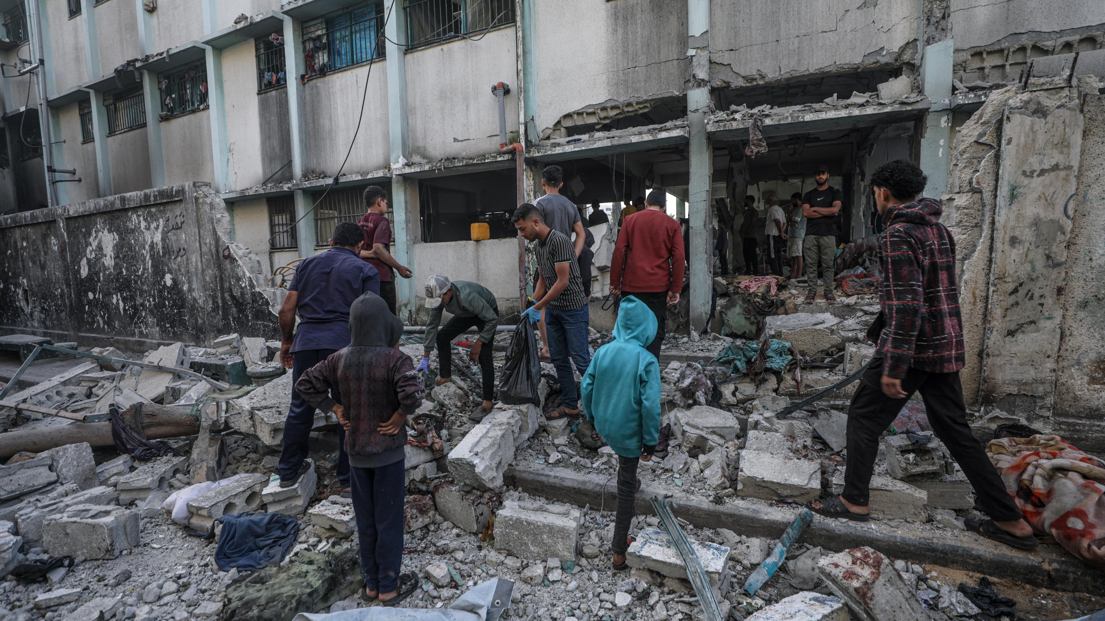 Palästinenser begutachten die Trümmer der Al Jerjawi-Schule nach einem israelischen Luftangriff im Viertel Al Daraj in Gaza-Stadt am 26. Mai 2025.