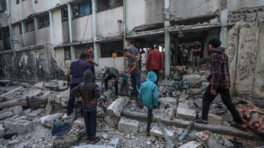 Palästinenser begutachten die Trümmer der Al Jerjawi-Schule nach einem israelischen Luftangriff im Viertel Al Daraj in Gaza-Stadt am 26. Mai 2025.