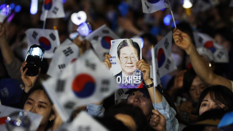 Anhänger von Lee Jae-Myung von der Demokratischen Partei reagieren, während sie nach Abschluss der Präsidentschaftswahlen in Seoul, Südkorea, die Auszählung der Wahlergebnisse verfolgen.