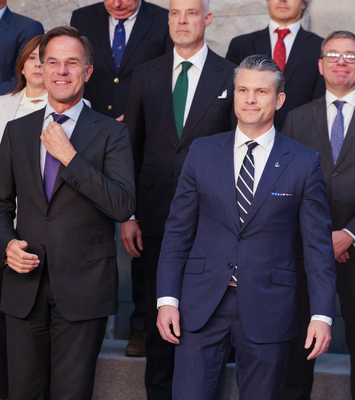NATO-Generalsekretär Mark Rutte, US-Verteidigungsminister Pete Hegseth und der britische Verteidigungsminister John Healey beim offiziellen Foto mit den NATO-Verteidigungsministern in Brüssel am 05.06.2025