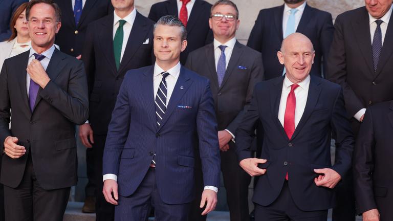 NATO-Generalsekretär Mark Rutte, US-Verteidigungsminister Pete Hegseth und der britische Verteidigungsminister John Healey beim offiziellen Foto mit den NATO-Verteidigungsministern in Brüssel am 05.06.2025