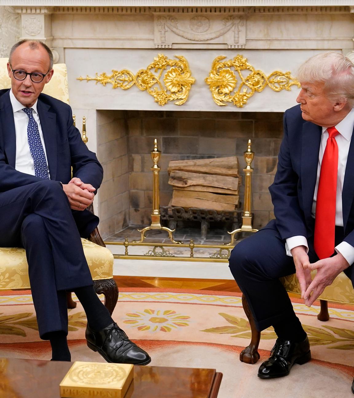 US-Präsident Donald Trump (R) und Bundeskanzler Friedrich Merz treffen sich im Oval Office des Weißen Hauses in Washington am 05.06.2025