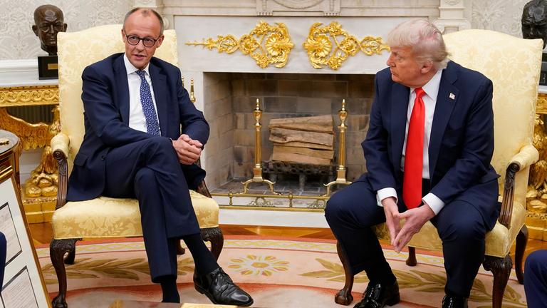 US-Präsident Donald Trump (R) und Bundeskanzler Friedrich Merz treffen sich im Oval Office des Weißen Hauses in Washington am 05.06.2025