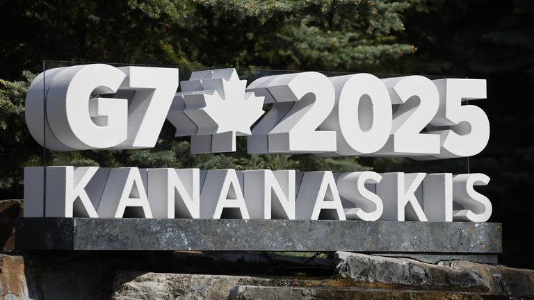 Logo des G7 in Kanada.  Pomeroy Kananaskis Mountain Lodge, in Kananaskis, Alberta, Canada