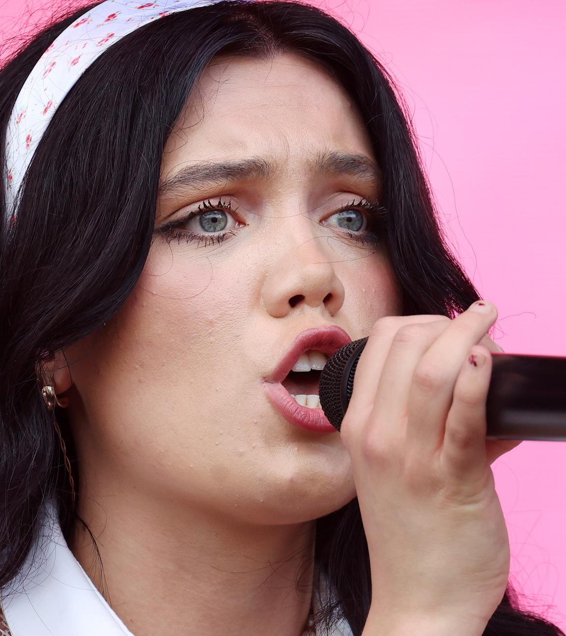 Die britische Singer-Songwriterin Alessi Rose tritt am vierten Tag des Glastonbury Festivals bei der Other Stage in Worthy Farm in der Nähe von Pilton, Somerset, Großbritannien, am 28. Juni 2025 auf. Das Glastonbury Festival of Contemporary Performing Arts 2025 findet vom 25. bis 29. Juni 2025 statt.
