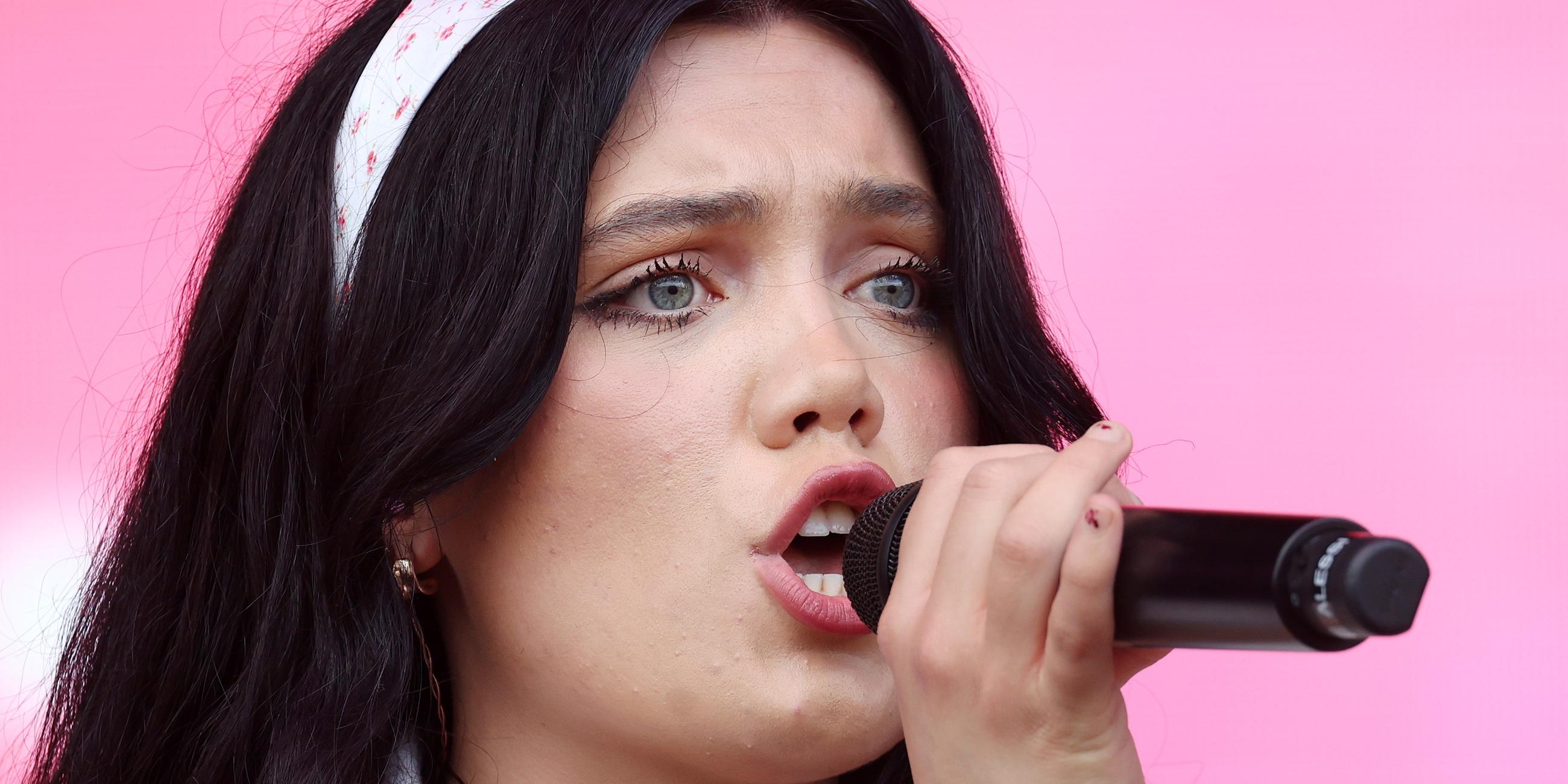 Die britische Singer-Songwriterin Alessi Rose tritt am vierten Tag des Glastonbury Festivals bei der Other Stage in Worthy Farm in der Nähe von Pilton, Somerset, Großbritannien, am 28. Juni 2025 auf. Das Glastonbury Festival of Contemporary Performing Arts 2025 findet vom 25. bis 29. Juni 2025 statt.