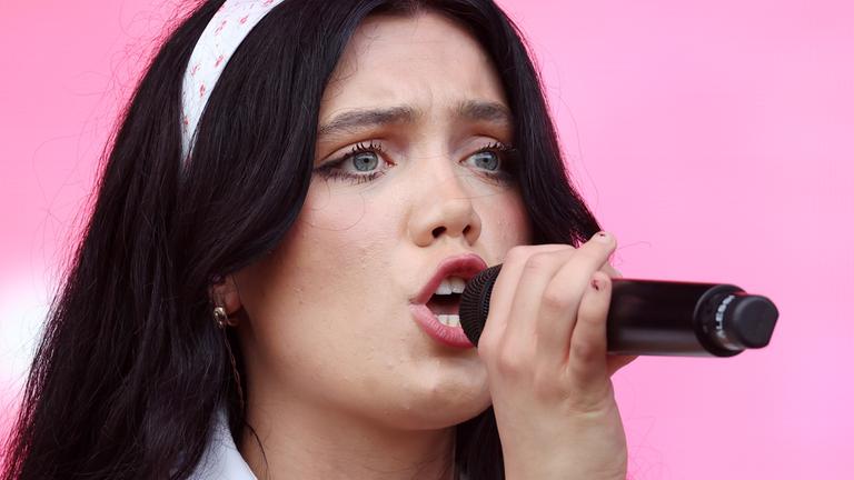 Die britische Singer-Songwriterin Alessi Rose tritt am vierten Tag des Glastonbury Festivals bei der Other Stage in Worthy Farm in der Nähe von Pilton, Somerset, Großbritannien, am 28. Juni 2025 auf. Das Glastonbury Festival of Contemporary Performing Arts 2025 findet vom 25. bis 29. Juni 2025 statt.