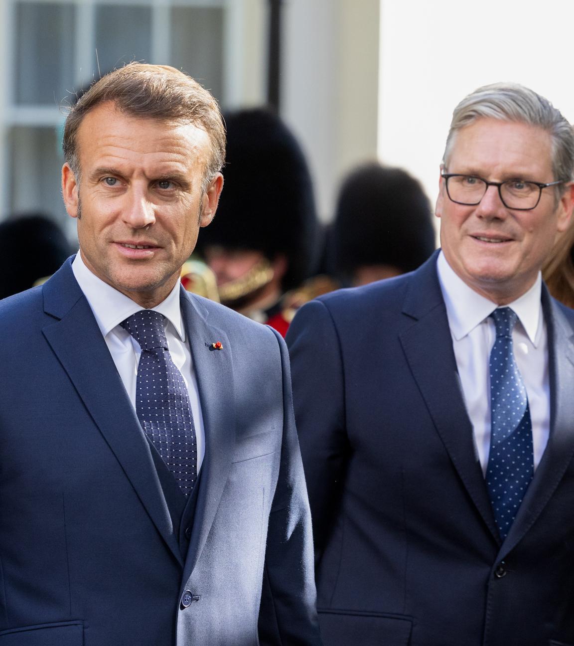 Der französische Präsident Emmanuel Macron (Links) und der britische Premierminister Keir Starmer (Rechts) während einer Kranzniederlegung an der Statue des ehemaligen französischen Präsidenten Charles de Gaulle bei einem Staatsbesuch in London
