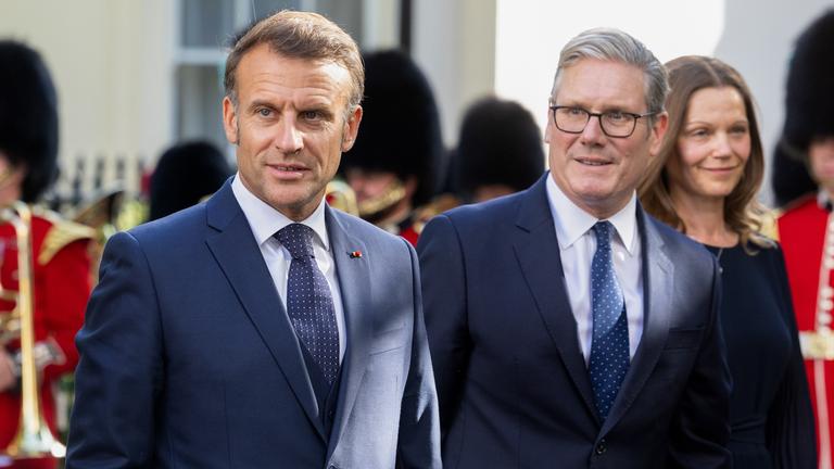Der französische Präsident Emmanuel Macron (Links) und der britische Premierminister Keir Starmer (Rechts) während einer Kranzniederlegung an der Statue des ehemaligen französischen Präsidenten Charles de Gaulle bei einem Staatsbesuch in London