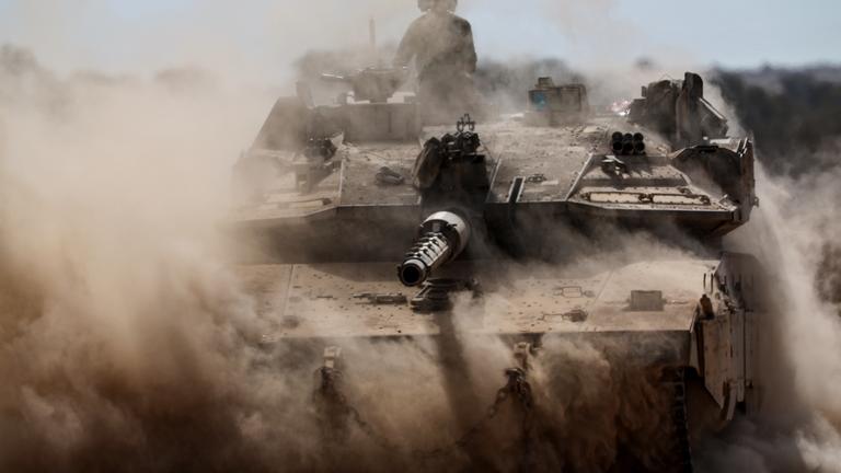 Israelischer Panzer an der Gaza Grenze voller Staub