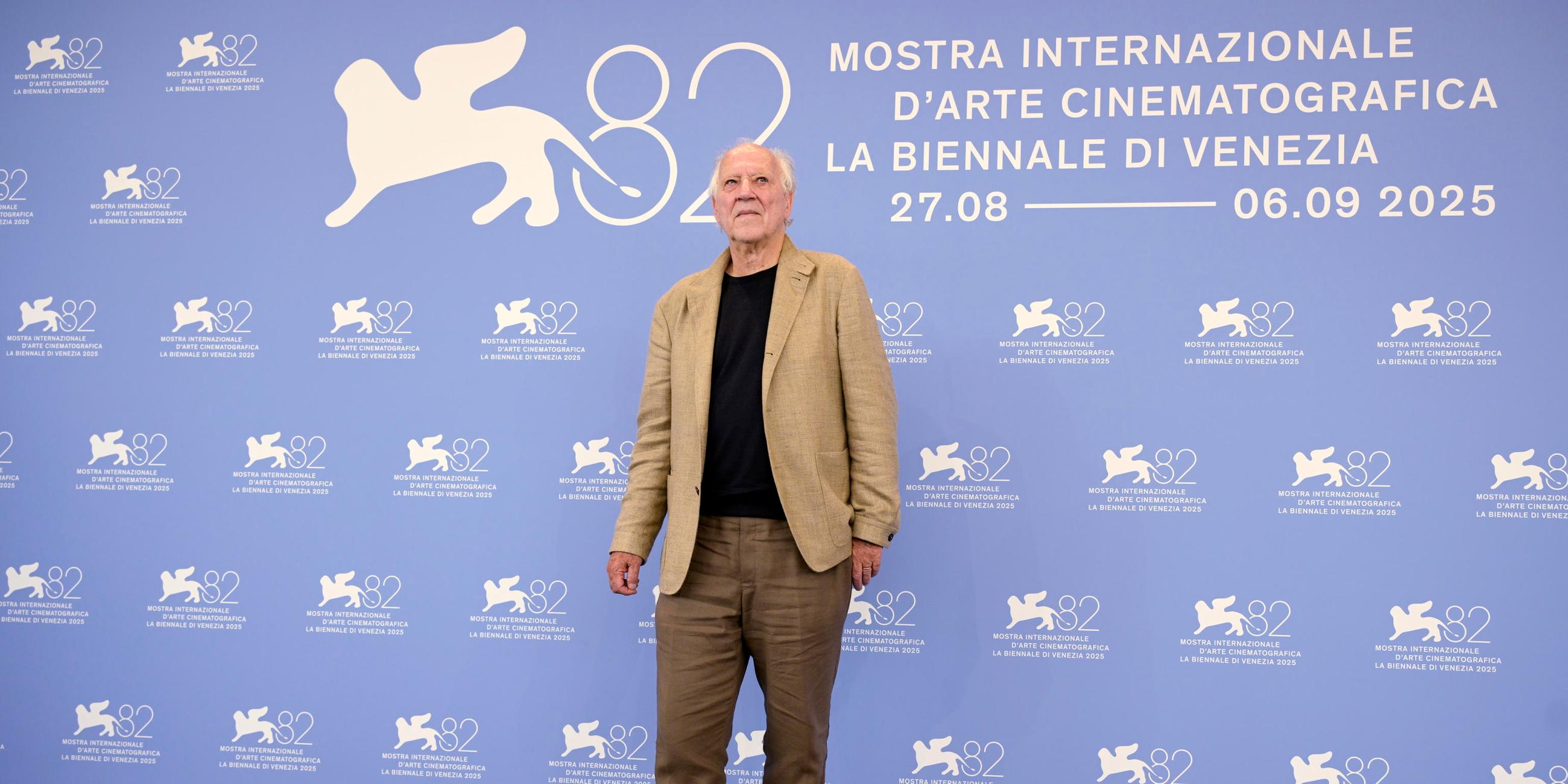 Der deutsche Filmemacher Werner Herzog posiert während eines Fototermins für „Ghost Elephants“ bei den 82. Internationalen Filmfestspielen von Venedig in Venedig, Italien, am 28. August 2025. Das Filmfestival findet vom 27. August bis zum 6. September 2025 statt.