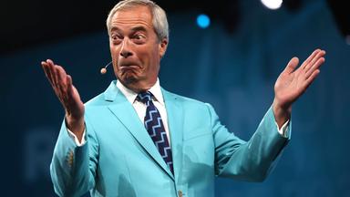  Der Vorsitzende von Reform UK, Nigel Farage, gestikuliert während seiner Rede am ersten Tag der Jahreskonferenz von Reform UK in Birmingham, Großbritannien.