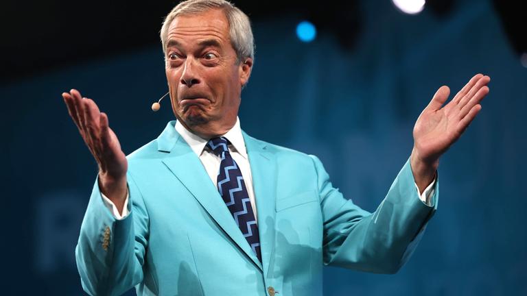  Der Vorsitzende von Reform UK, Nigel Farage, gestikuliert während seiner Rede am ersten Tag der Jahreskonferenz von Reform UK in Birmingham, Großbritannien.