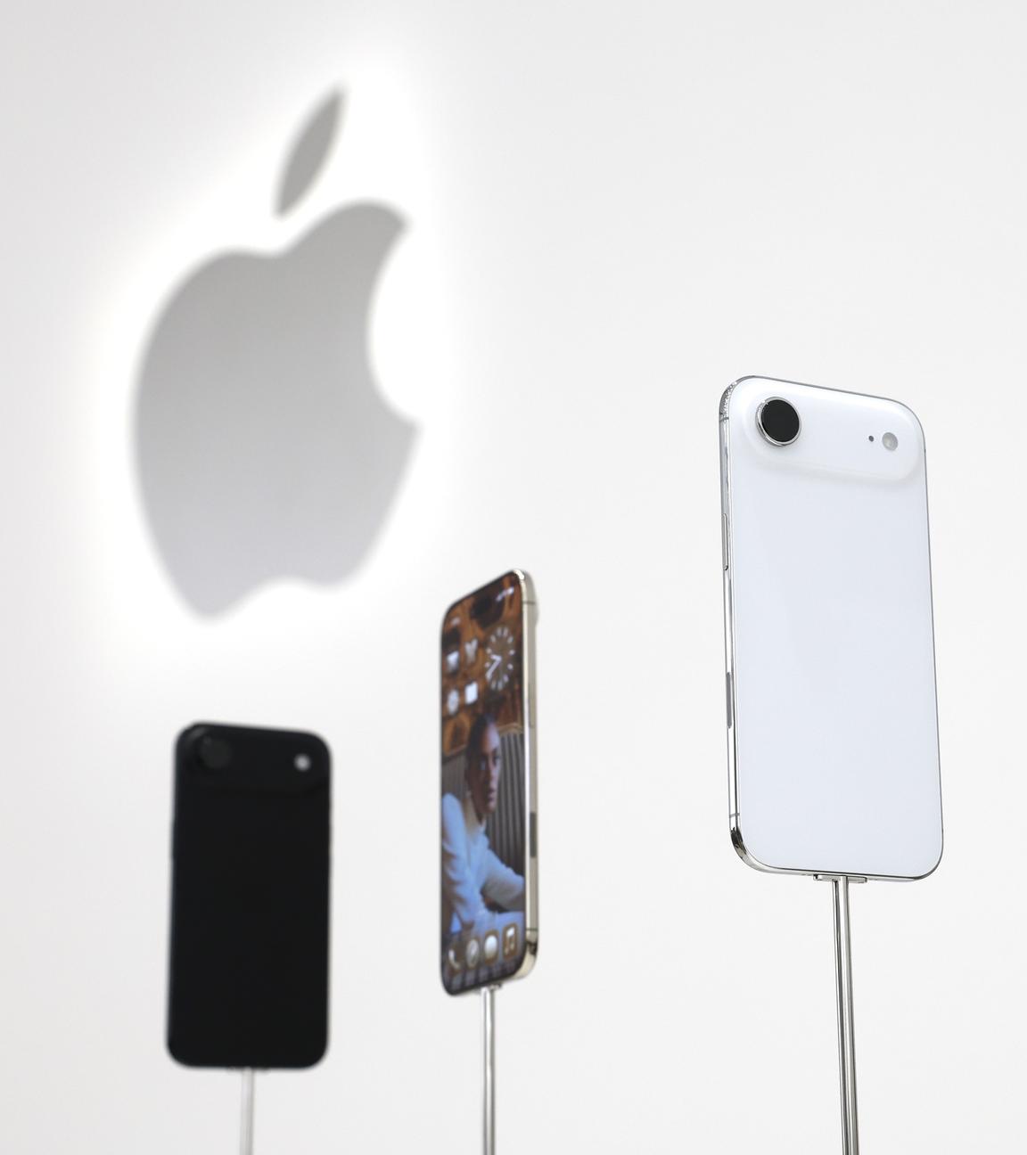 Vier neue Apple iPhone Air werden vor einer weißen Lenwand präsentiert. Im Hintergrund ist das Apple-Logo zu sehen.
