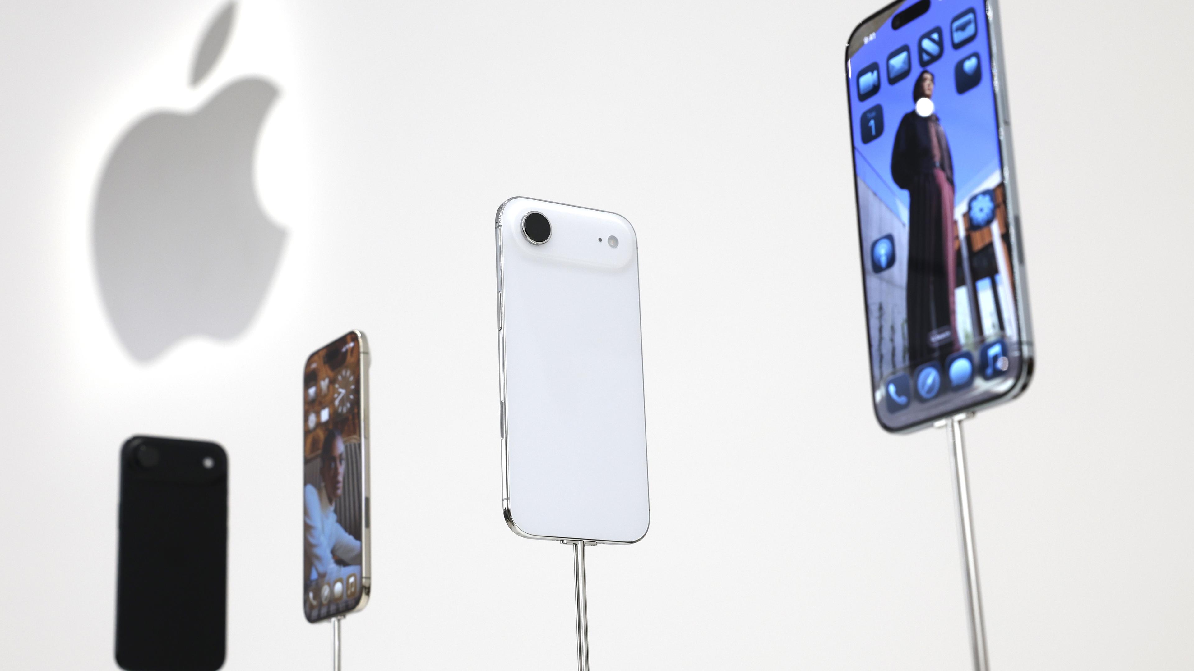 Vier neue Apple iPhone Air werden vor einer weißen Lenwand präsentiert. Im Hintergrund ist das Apple-Logo zu sehen.