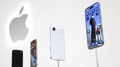 Vier neue Apple iPhone Air werden vor einer weißen Lenwand präsentiert. Im Hintergrund ist das Apple-Logo zu sehen.