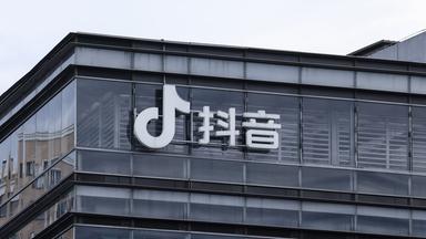 Ein Blick auf ein Büro von ByteDance mit dem Douyin-Logo, dem chinesischen Pendant zu TikTok, in Peking, China, am 16. September 2025. US-amerikanische und chinesische Regierungsvertreter gaben am Montag bekannt, dass sie eine Rahmenvereinbarung getroffen haben, um TikTok unter US-amerikanische Kontrolle zu bringen. Diese Vereinbarung soll am Freitag in einem Telefonat zwischen dem chinesischen Präsidenten Xi Jinping und US-Präsident Donald Trump bestätigt werden.