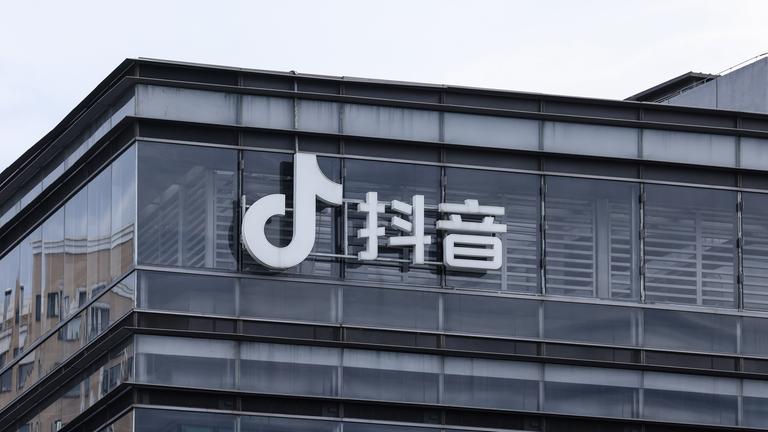 Ein Blick auf ein Büro von ByteDance mit dem Douyin-Logo, dem chinesischen Pendant zu TikTok, in Peking, China, am 16. September 2025. US-amerikanische und chinesische Regierungsvertreter gaben am Montag bekannt, dass sie eine Rahmenvereinbarung getroffen haben, um TikTok unter US-amerikanische Kontrolle zu bringen. Diese Vereinbarung soll am Freitag in einem Telefonat zwischen dem chinesischen Präsidenten Xi Jinping und US-Präsident Donald Trump bestätigt werden.