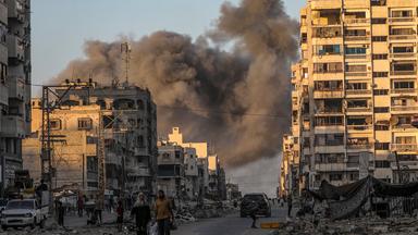 Rauchwolken nach einem israelischen Luftangriff auf Gaza-Stadt im Gazastreifen, 19. September 2025. Seit Oktober 2023 wurden laut Angaben des palästinensischen Gesundheitsministeriums mehr als 65.000 Palästinenser im Gazastreifen getötet, und seit Beginn der israelischen Militäraktion als Reaktion auf einen grenzüberschreitenden Angriff der Hamas am 7. Oktober 2023 kamen etwa 1.200 Israelis ums Leben.