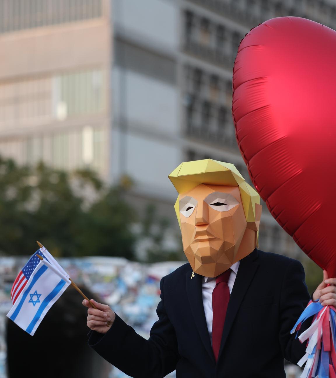 Demonstrierende in Trump-Kostüm