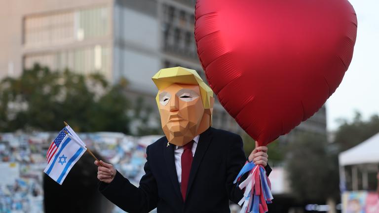 Demonstrierende in Trump-Kostüm