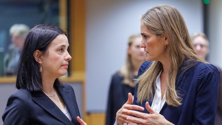 Die kroatische Ministerin für Umweltschutz und grünen Wandel, Marija Vuckovic (links), und die dritte Vizepräsidentin und spanische Umweltministerin Sara Aagesen bei der Tagung des Europäischen Umweltrates in Brüssel, Belgien, am 4. November 2025. Die europäischen Umweltminister sind in Brüssel, um über die Änderung des Europäischen Klimagesetzes und die dringende Notwendigkeit einer Verschiebung und wesentlichen Vereinfachung der EU-Entwaldungsverordnung zu beraten.