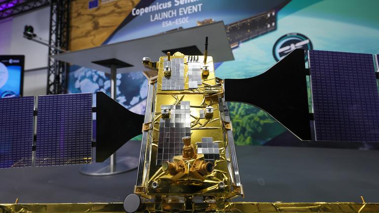  Ein Modell des Satelliten Copernicus Sentinel-1D im Europäischen Raumfahrtkontrollzentrum (ESA/ESOC) vor dem Start der Ariane-6-Trägerrakete in Darmstadt, Deutschland, am 4. November 2025. Um 22:02 Uhr MEZ (21:02 Uhr GMT) soll eine Ariane-6-Trägerrakete mit dem Satelliten Copernicus Sentinel-1D an Bord vom europäischen Weltraumbahnhof in Französisch-Guayana starten. Die Sentinel-1-Mission liefert Radarbilder der Erdoberfläche bei allen Wetterbedingungen, Tag und Nacht, und unterstützt damit Katastrophenschutzteams, Umweltbehörden, Seebehörden und Klimawissenschaftler, die auf häufige Aktualisierungen wichtiger Daten angewiesen sind.