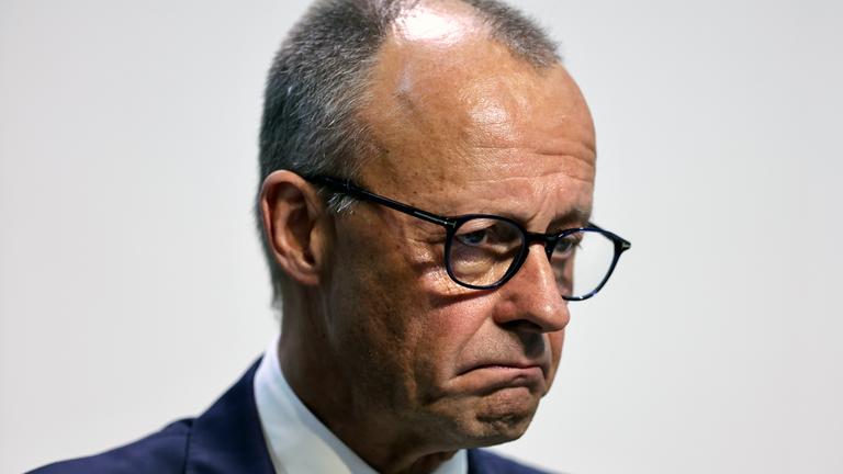 Merz schaut kritisch auf der COP in Belem (Nahaufnahme)