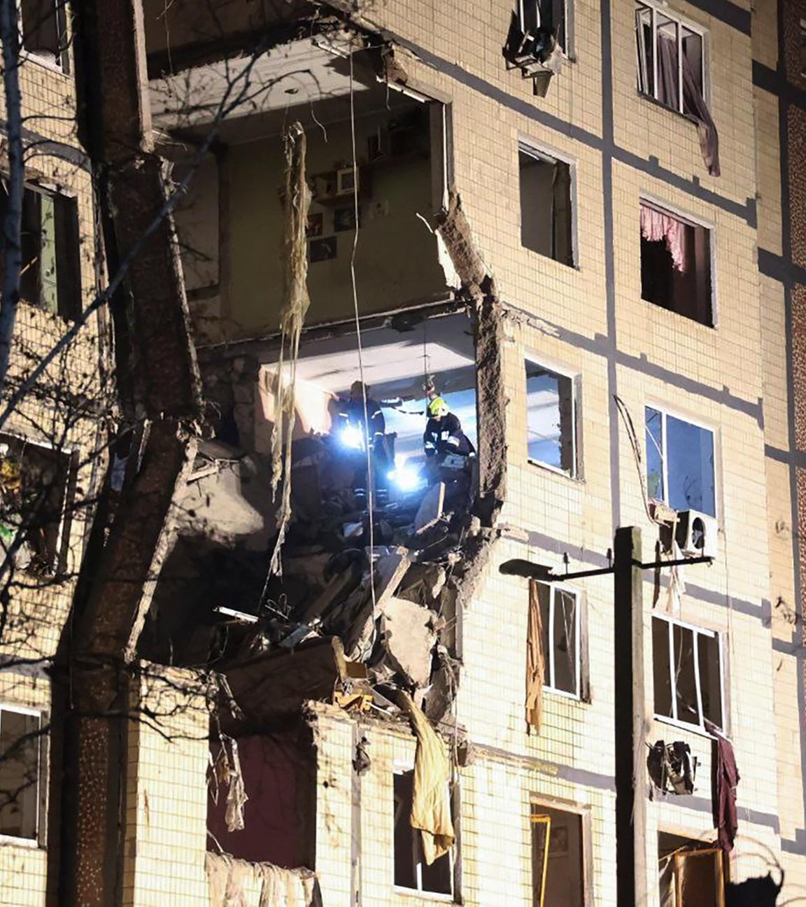  ukrainische Rettungskräfte bei der Arbeit am Ort eines russischen Angriffs auf ein Wohngebäude in Dnipro, Zentralukraine, am 8. November 2025,