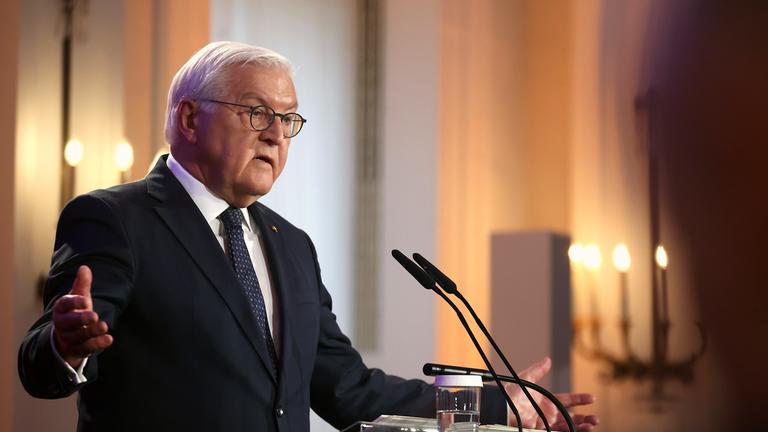 Der deutsche Bundespräsident Frank-Walter Steinmeier hält am 9. November 2025 im Schloss Bellevue in Berlin eine Rede zum Thema „Aktuelle Gefahren für die Demokratie”. Die Veranstaltung findet anlässlich der Jahrestage der Gründung der Deutschen Republik (1918), der Reichspogromnacht (1938) und des Falls der Berliner Mauer (1989) statt.