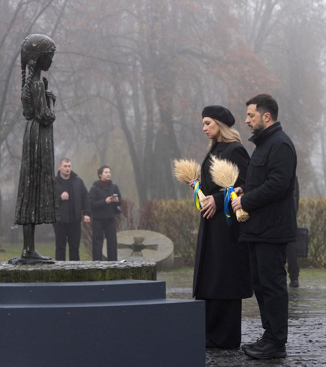 Selenskyj und seine Frau Olena Zelensa trauern um die Opfer