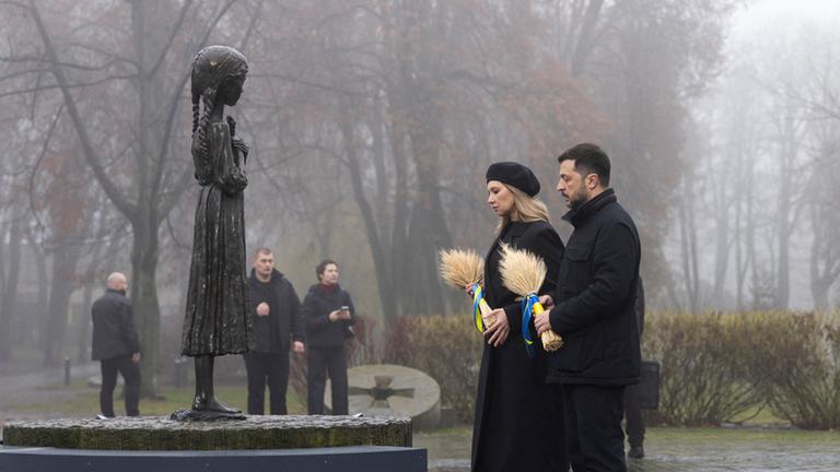Selenskyj und seine Frau Olena Zelensa trauern um die Opfer