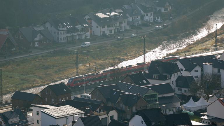 Das Ahrtal vor der Inbetriebnahme der neuen Ahrtalbahn in Dernau, Deutschland, am 12. Dezember 2025.