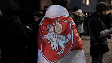 Angehörige der belarussischen Minderheit und Unterstützer warten am 13. Dezember 2025 vor der US-Botschaft in Vilnius, Litauen, auf freigelassene Gefangene.